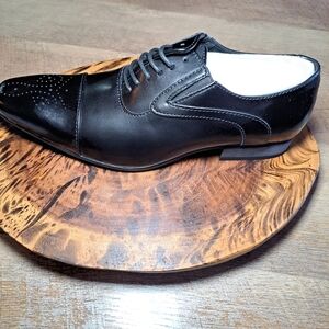 Elegant Black Oxfords with Brogue Detailing